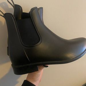 Target rain boots great condition